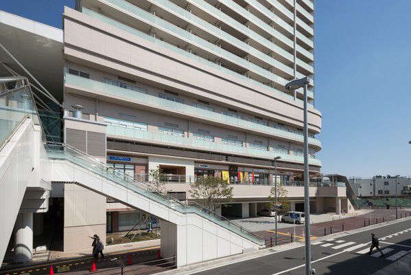 マンションのエントランスは、車寄せのある1階と、2階の2か所。