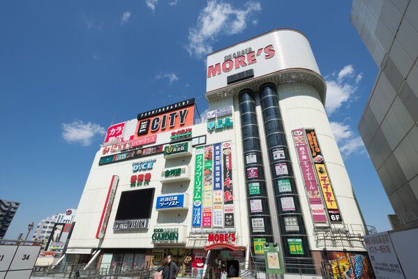 食料品など日常のお買い物は「モアーズ相模大野」へ。約240m（徒歩3分）。