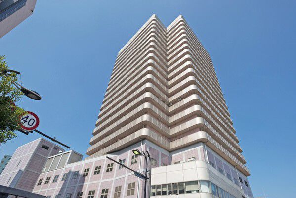 【リヴァージュ21】白を基調とした落ち着いたフォルムの外観。 【リヴァージュ21】白を基調とした落ち着いたフォルムの外観。