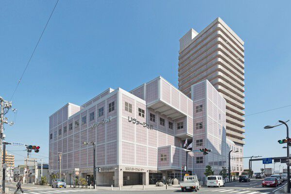 【リヴァージュ21】シンプル&モダンなファサードが上質な存在感を醸し出す。 【リヴァージュ21】シンプル&モダンなファサードが上質な存在感を醸し出す。