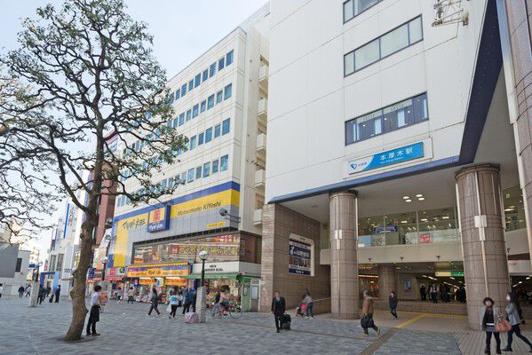 小田急電鉄小田原線「本厚木」駅より約960m（徒歩12分）。