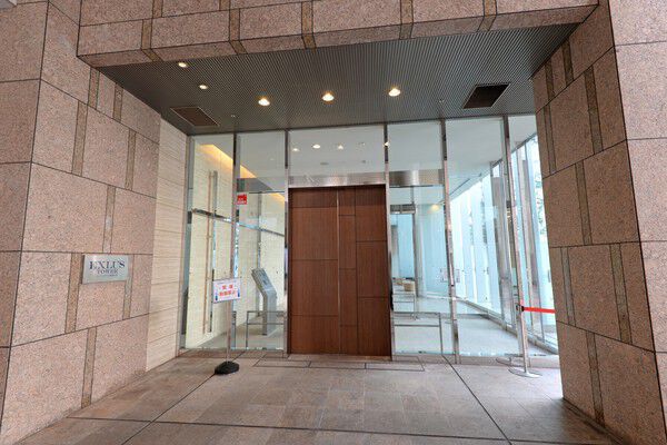 ガラス張りで明るく開放的なエントランス。		