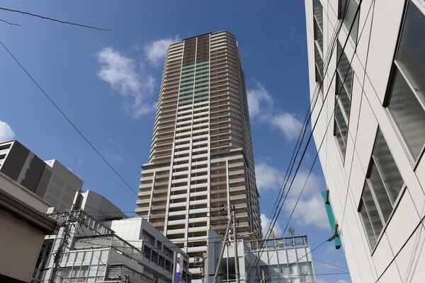 【プラウドタワー武蔵小杉】開放感のある高層タワーが、時間・季節と共に移ろう眺望を期待させます。		