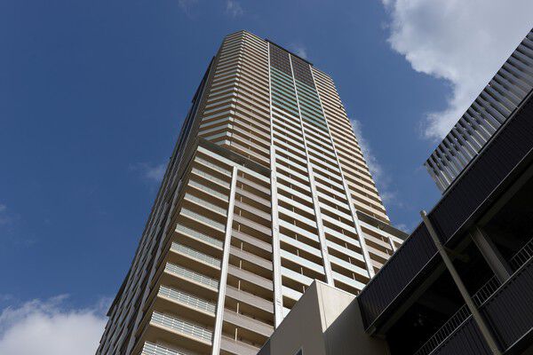 【プラウドタワー武蔵小杉】落ち着いた色合いの外観が、高層タワーにありがちな圧迫感を軽減。		