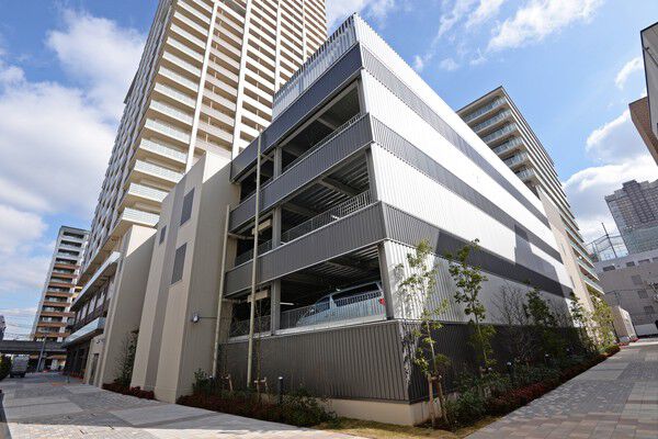 モノクロームの駐車場棟が都会のカーライフを応援。		