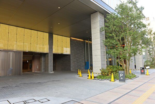 上品さ漂う2層吹き抜けの開放的なエントランスホール。