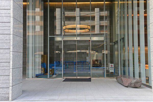 ガラスウォールの透明感が、上質な暮らしを予感させるエントランス。		