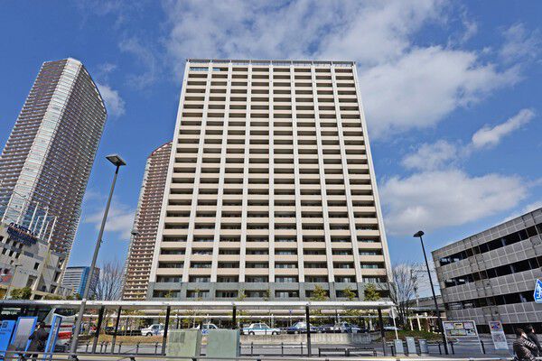 【レジデンス・ザ・武蔵小杉】南面より外観を望む。陽を浴びて凛と佇む品格あるシルエット。		