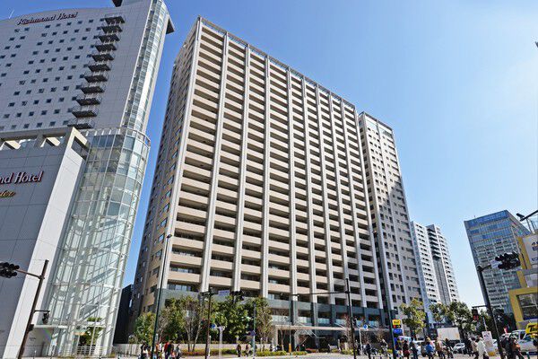 【レジデンス・ザ・武蔵小杉】縦のラインを描く柱がリズミカルな表情を演出する。		