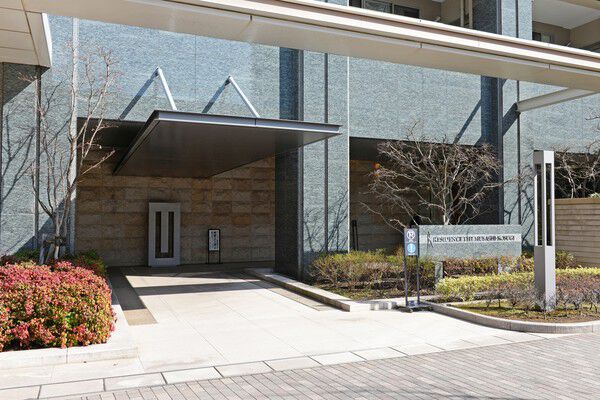 シャープなキャノピーと豊かな植栽が出迎える軽やかなくつろぎの迎賓空間。		