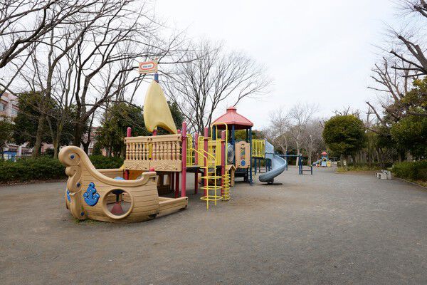 自然豊かな環境にお子様が喜ぶ遊具がそろった「中原平和公園」は約700m（徒歩9分）。