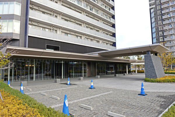 大きく張り出したキャノピーが訪れる人をエスコートするエントランス。		