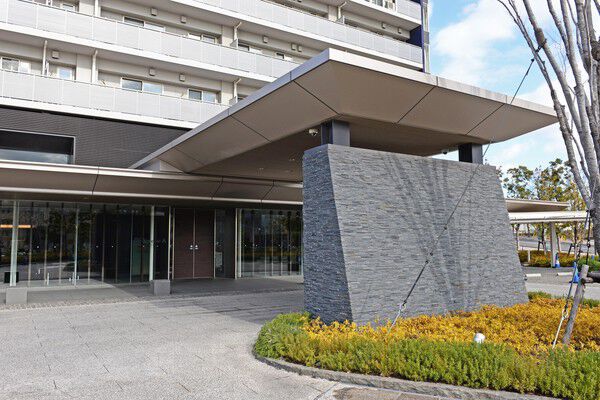 ホテルライクな車寄せが泰然とした風格を漂わせる。		