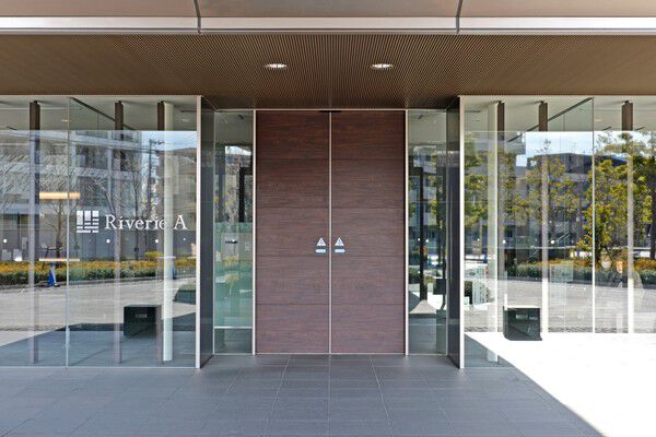 開放感溢れるガラスと木の質感が洗練された空間を演出する。		