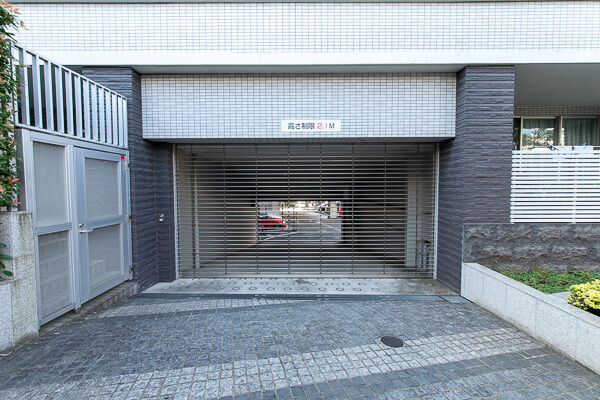 シャッターゲート付でセキュリティーも安心な敷地内駐車場。