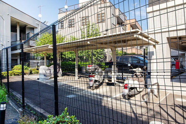 バイクなども停めることができり屋根付き敷地内駐輪場。