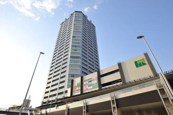 【マークワンタワー長津田】ホワイトとライトグレーを基調に上品にまとめられたモノクロームなファサード。		 【マークワンタワー長津田】ホワイトとライトグレーを基調に上品にまとめられたモノクロームなファサード。