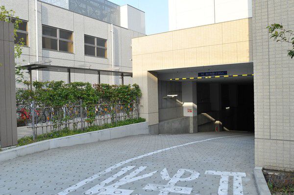 地下に設置された駐車場。歩車分離設計を採用。