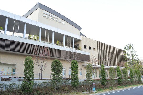 様々なイベントなどが催される「緑区民文化ホール」は、約80m（徒歩1分）。