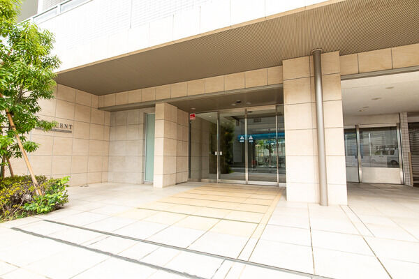 モカブラウンをのファサードが気品を醸し出すエントランス。