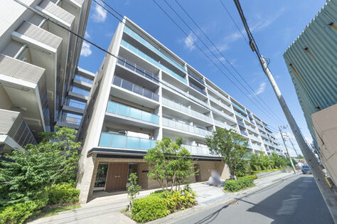 ホワイト、グレー、ブルーの３色のガラス素材によるモダンなファサードデザイン。