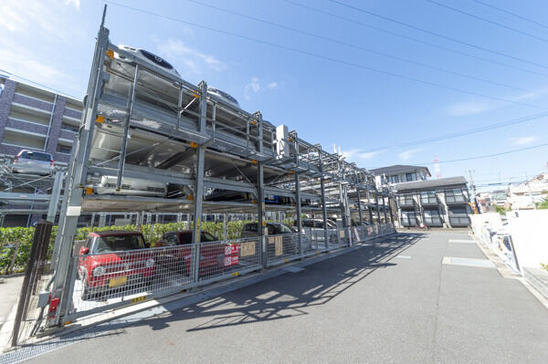 敷地内機械式駐車場。