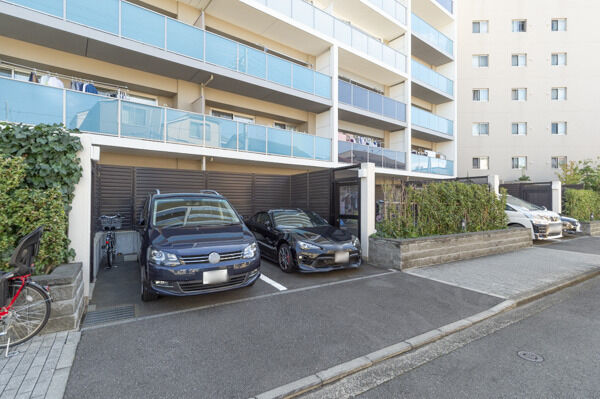 敷地内平面駐車場。