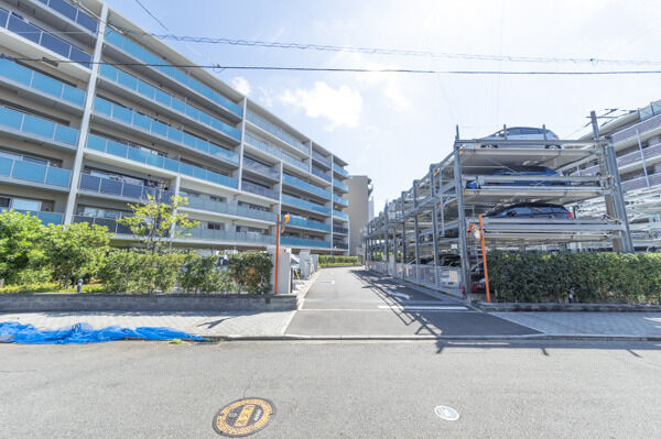 駐車場は敷地の外周部へ。人と車の動線を分離して安全性にも配慮。