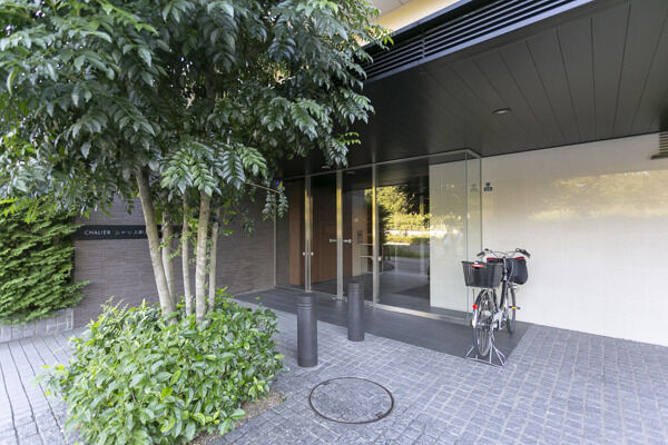 様々なマテリアルが美しく調和したエントランス。