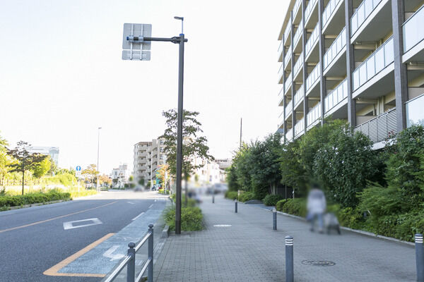 道路を挟んで緑豊かなさいわいふるさと公園の借景が楽しめます。