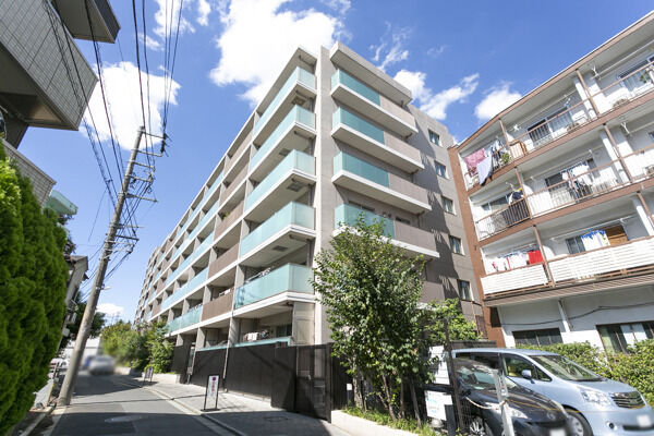 【パーク・ホームズ新川崎東】ブルーのガラスとアースカラーが相まって、モダンな雰囲気が演出されています。