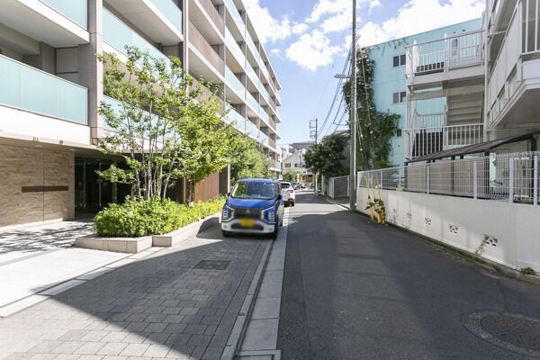 エントランス前面は、シンボルツリーとグラデーションの舗装にが彩ります。