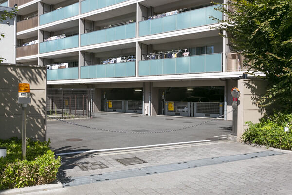 敷地内駐車場は40台分を確保。安全性にも配慮した歩車分離の動線設計を導入。