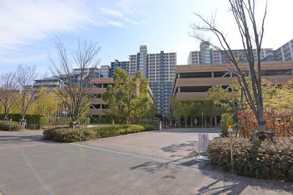 駐車場への出入口が広く整備され安全に配慮。