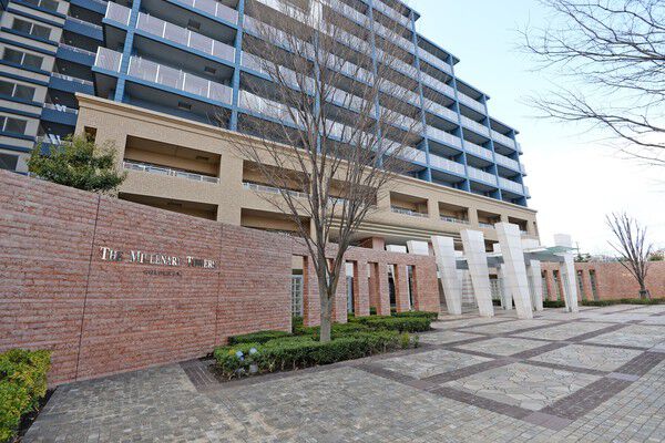 石畳が敷き詰められたエントランスもアートな雰囲気。		