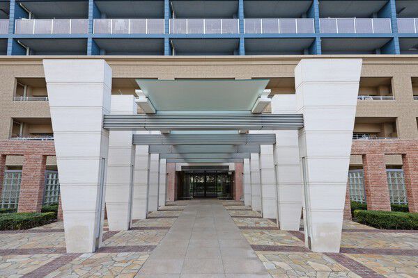 エントランスでは個性的なゲートが次々と出迎える。		