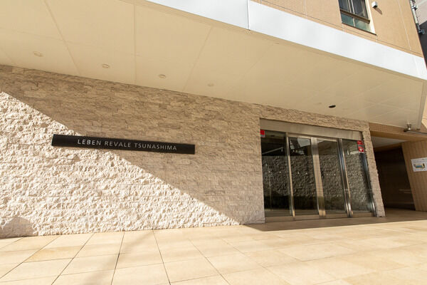 スタイリッシュで重厚感のあふれるエントランス。