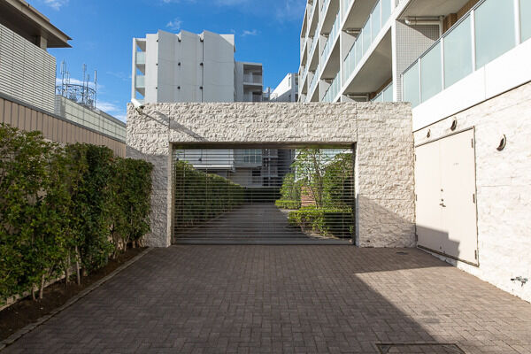 駐車場アプローチ。敷地奥に屋外型機械式立体駐車場があります。