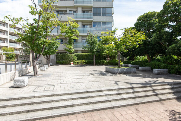 住棟の周辺には樹木を配置。日差しを遮りクールスポットを創出。