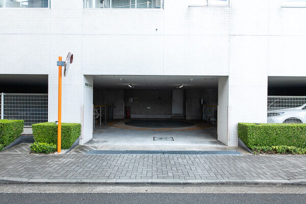 ターンテーブルを備えた屋内駐車場の出入口。