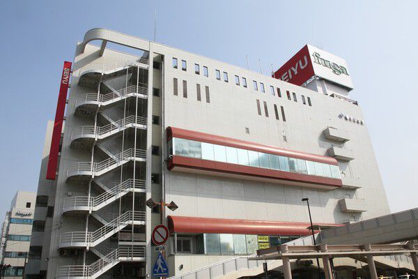 「西友鶴見店」は、約300m（徒歩4分）。	