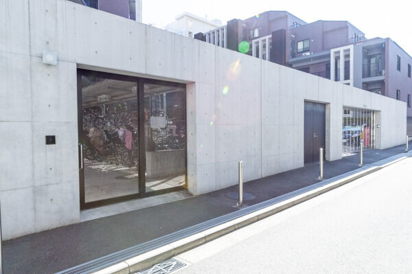 重厚感ある鉄筋コンクリートの外壁。