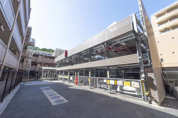 駐車場・自転車置き場の出入口には、防犯と安全な走行に配慮しチェーンゲートを設置。