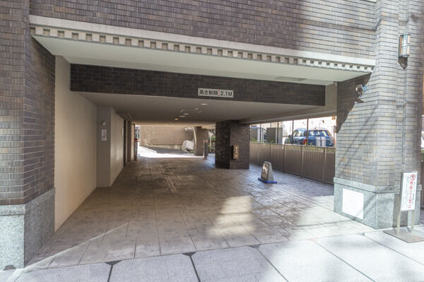 駐車場･自転車置場の出入口には、防犯と安全に配慮してチェーンゲートを設置。