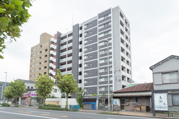 【フローレンスシティ横浜生麦公園】地上10階建のシャープな外観デザイン。街並みに凛とした表情を映し出します。