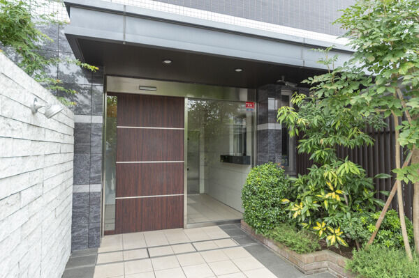 カラーモニター付オートロックシステムを採用したエントランス。