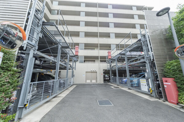 機械式立体駐車場ございます。