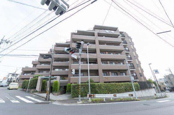 【ネオヒルズ東寺尾北台】東台小学校まで約750m、桜ヶ丘幼稚園まで約250mです。