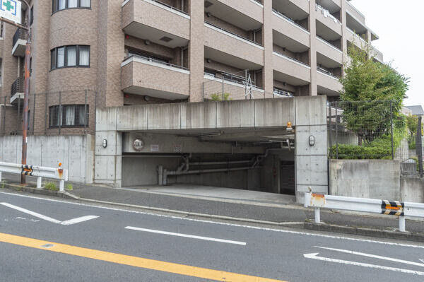 シャッターゲート付地下駐車場からはエレベーターで直接マンション内へ入れます。