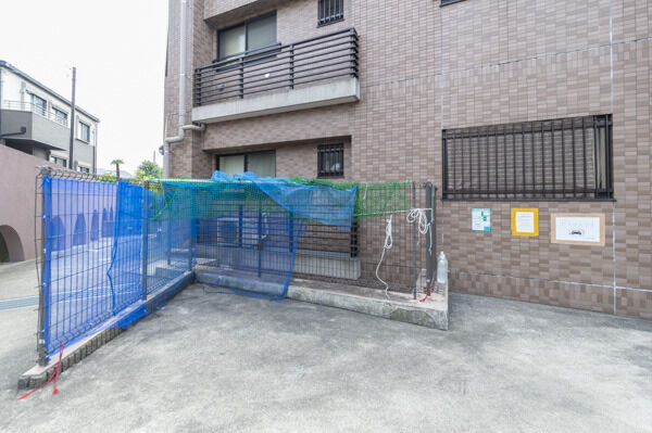 敷地内ゴミ置場。